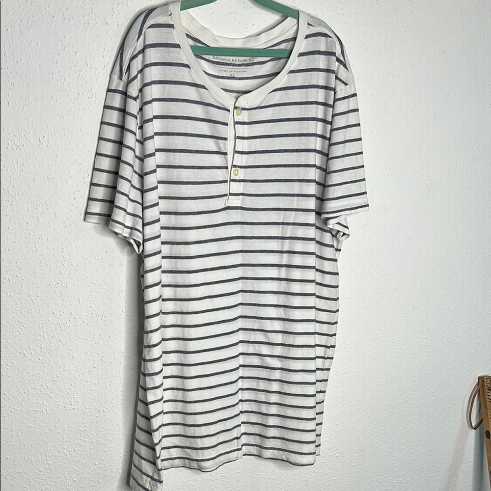 Banana Republic White and Blue Short Sleeve Tee Relaxed Fit